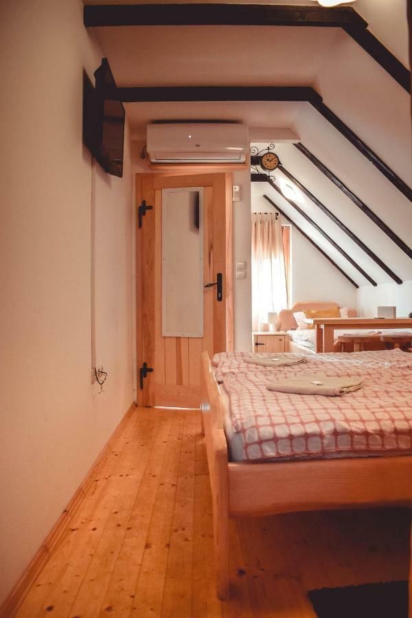 Sobe Na Vinskoj Cesti Zmajevac Appartement Buitenkant foto
